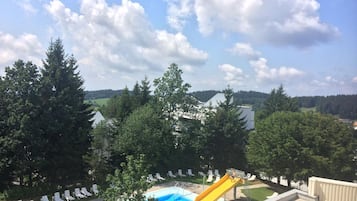 Kolam renang indoor dan kolam renang outdoor, dengan kursi berjemur