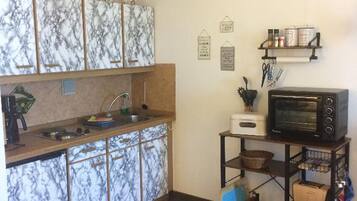 Apartemen | Dapur pribadi | Kursi makan untuk bayi dan peralatan masak/sendok-piring