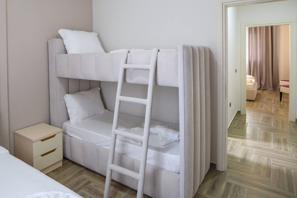 Ropa de cama de alta calidad y escritorio
