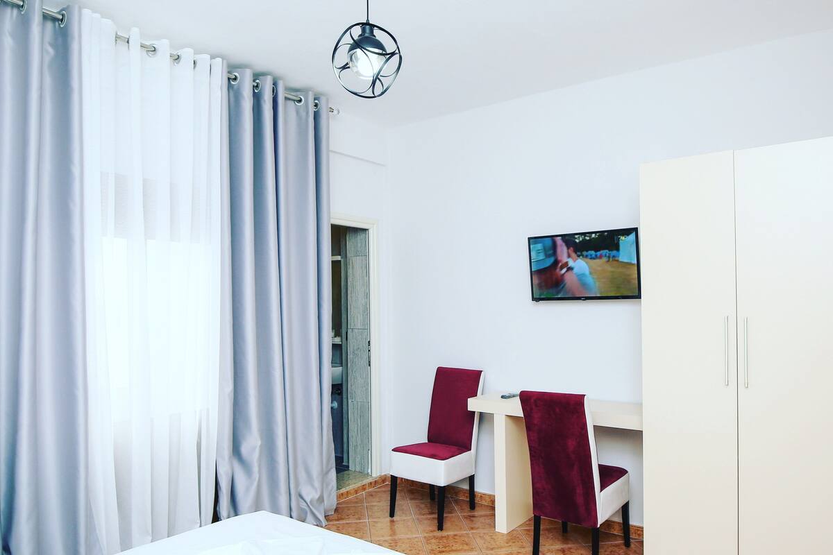 Ropa de cama de alta calidad y escritorio