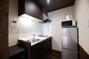 Fridge, microwave, stovetop, cookware/dishes/utensils