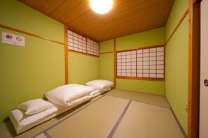 4 bedrooms, desk, free WiFi, bed sheets