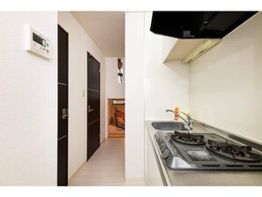 Fridge, microwave, stovetop, cookware/dishes/utensils - BL103Near FUKUOKA AirportHakata Sta / Fukuoka Fukuoka (Fukuoka)