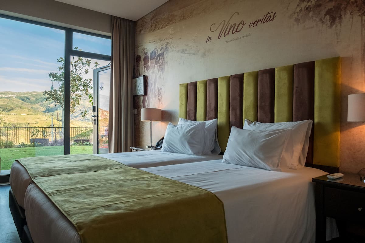 Twin Room | 1 bedroom, minibar, in-room safe, blackout drapes