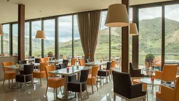 Petit déjeuner, déjeuner et dßner servis sur place