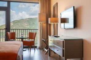 Minibar, Zimmersafe, Verdunkelungsvorhänge, schallisolierte Zimmer