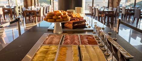 Café da manhã com buffet grátis todos os dias