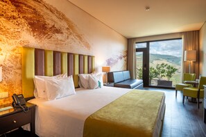Family Room | Minibar, in-room safe, blackout drapes, soundproofing - Vila Gale Douro Vineyards Hotel (Armamar)