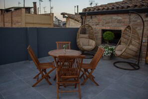Outdoor dining - La Casa Del Miracle. 1 bedroom penthouse. (Balaguer)