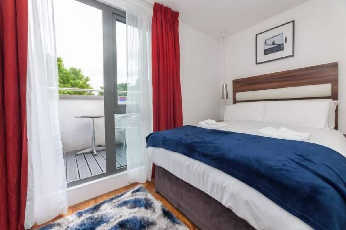 Premium bedding, soundproofing, iron/ironing board, WiFi (free)