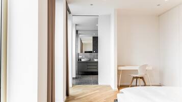 Deluxe Apartment 11.1 | Bathroom | Hair dryer, heated floors, towels