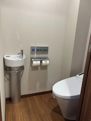 Sèche-cheveux, serviettes fournies