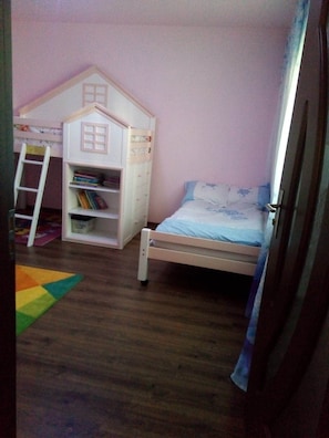 2 bedrooms, iron/ironing board, free WiFi, bed sheets - Family Friendly 2-bed Cottage in Periș (Gornesti)