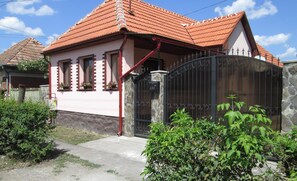 House | Exterior - Family Friendly 2-bed Cottage in Periș (Gornesti)