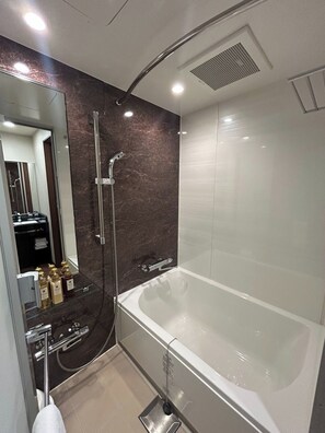 SĂšche-cheveux, serviettes fournies