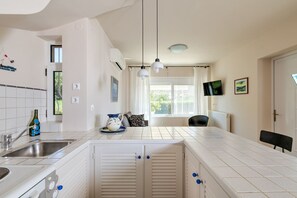 Kühlschrank, Ofen, Geschirrspüler, Wasserkocher mit Kaffee-/Teezubehör