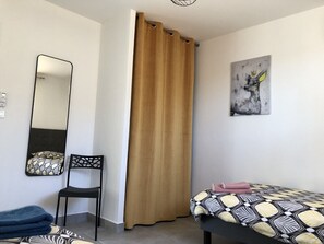 2 chambres, fer et planche à repasser, lit parapluie, Wi-Fi gratuit