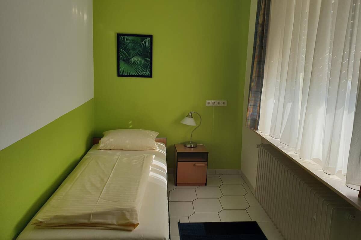 Habitación individual económica | Escritorio y espacio para trabajar con un portátil