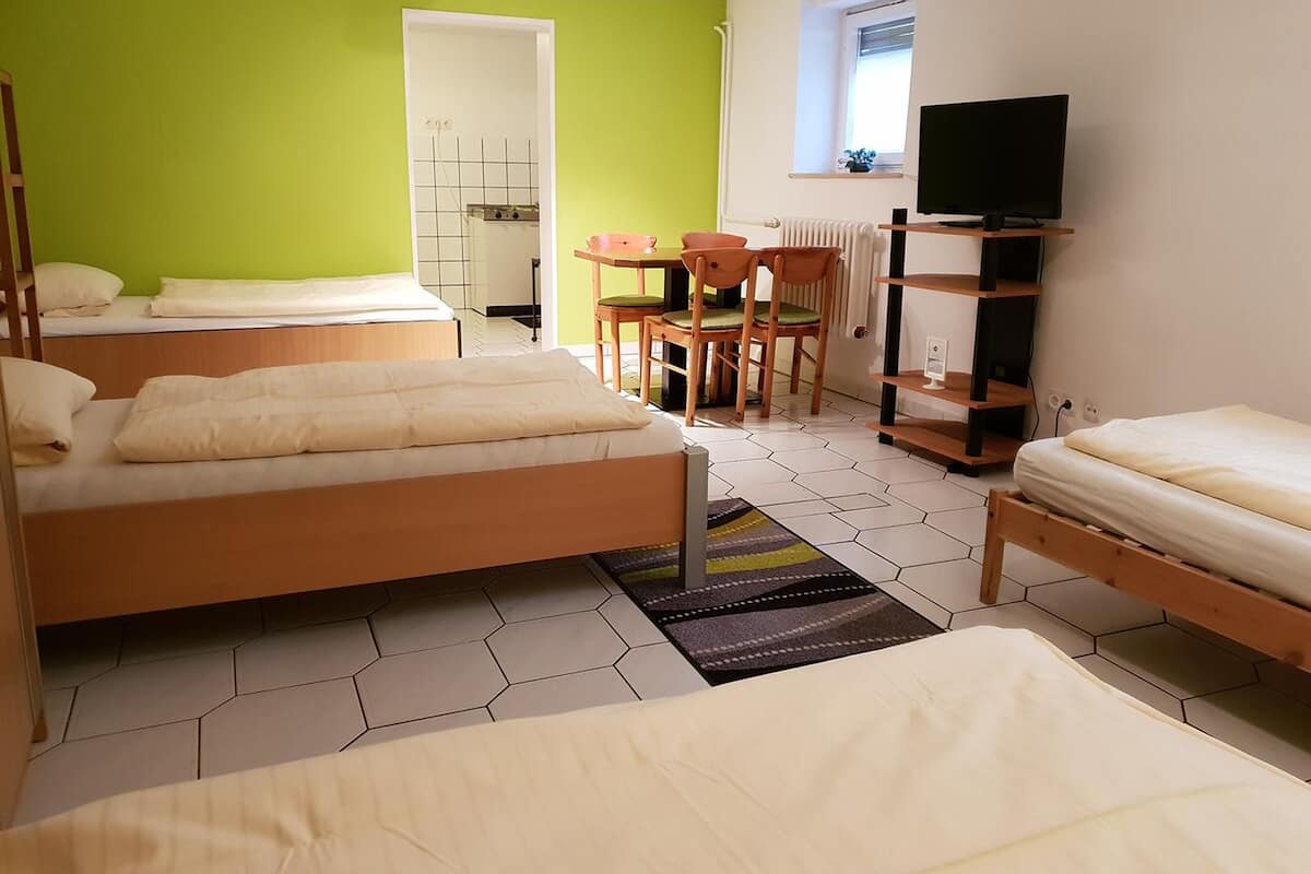 Habitación triple familiar | Escritorio y espacio para trabajar con un portátil