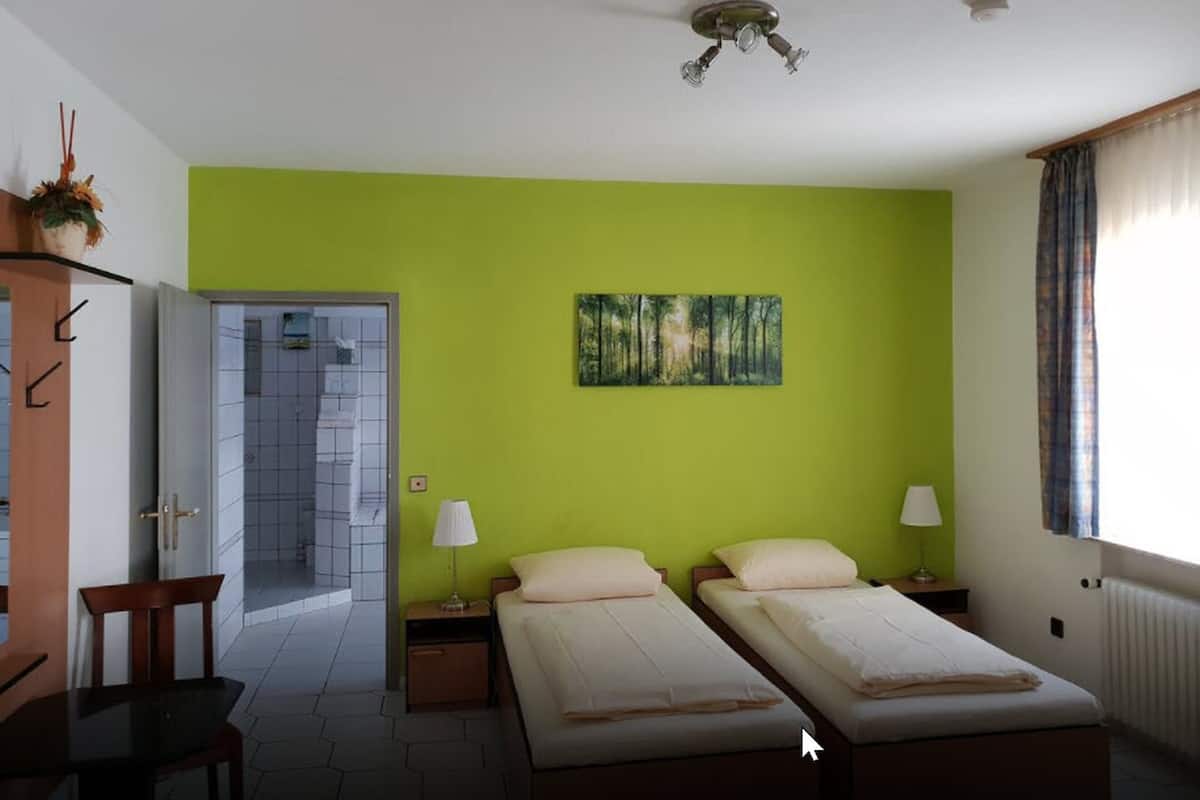Habitación Confort con 1 cama doble o 2 individuales | Escritorio y espacio para trabajar con un portátil