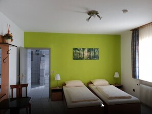 Habitación Confort con 1 cama doble o 2 individuales | Escritorio y espacio para trabajar con un portátil