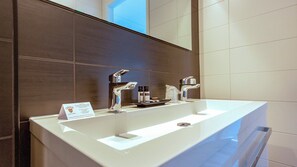 Sèche-cheveux, serviettes fournies