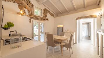 Kühlschrank, Ofen, Herdplatte, Kochgeschirr/Geschirr/Besteck