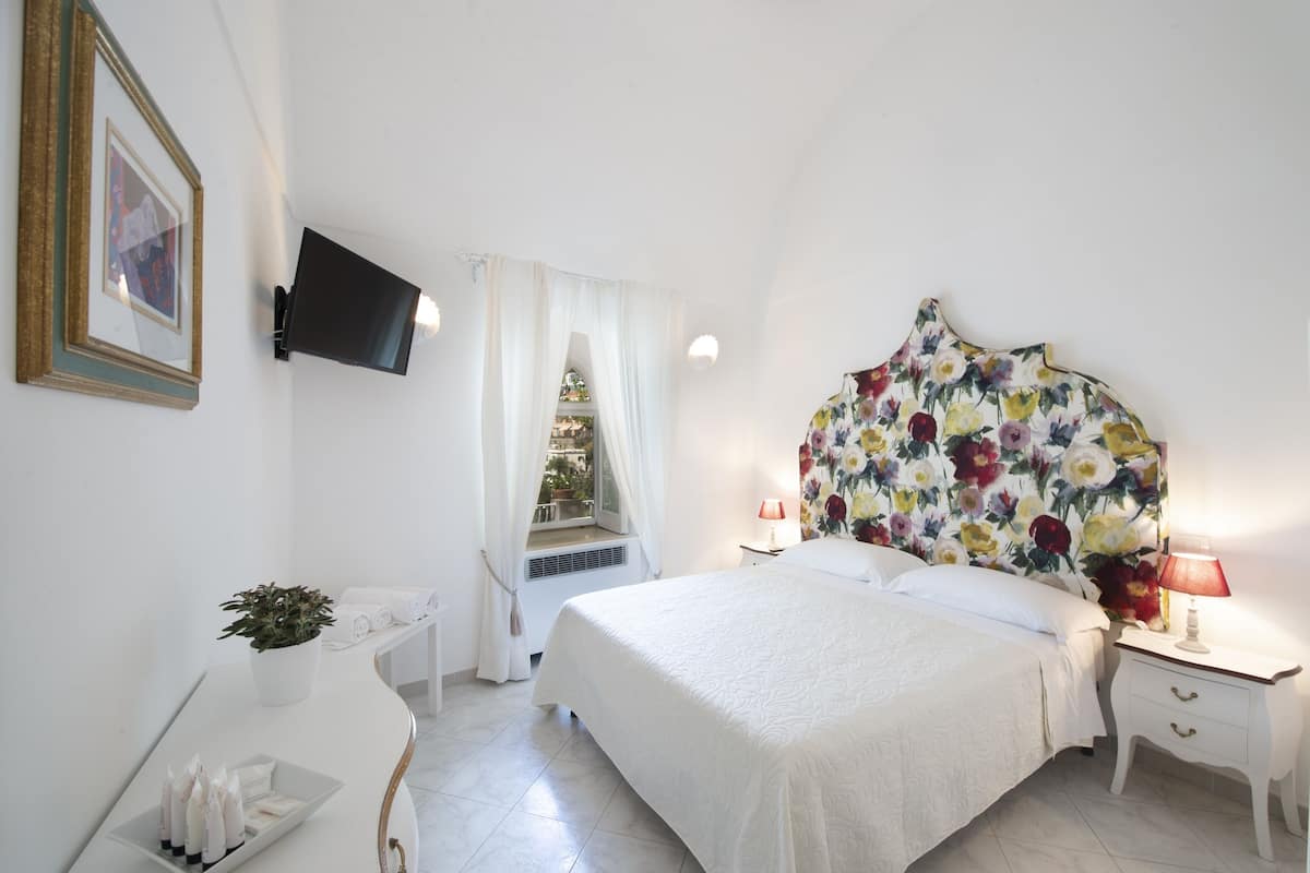 Triple Room, Connecting Rooms, Sea View | Minibar, WiFi (free), bed sheets