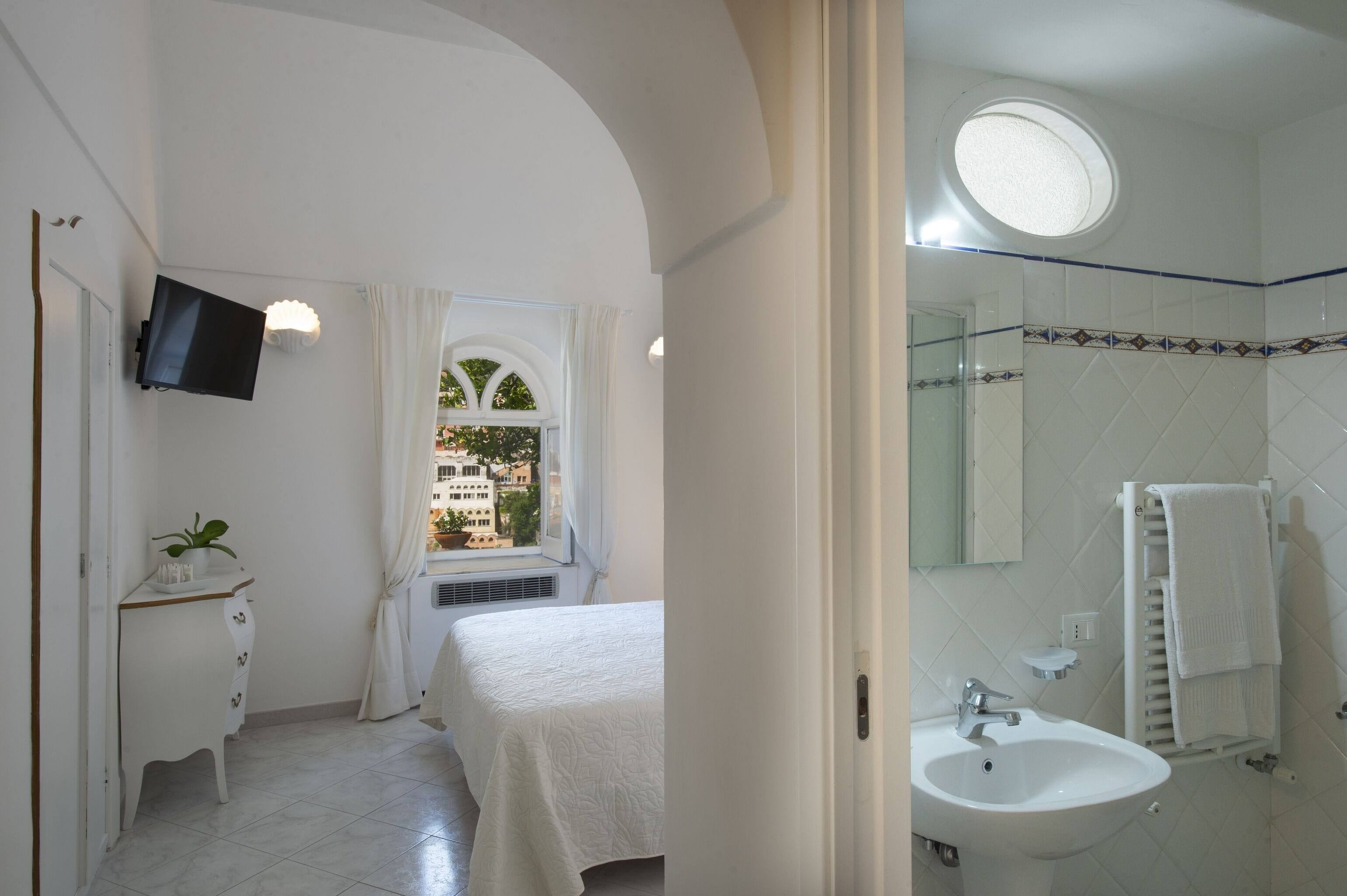 Quarto casal luxo, vista para o mar | Frigobar, Wi-Fi de cortesia, roupa de cama