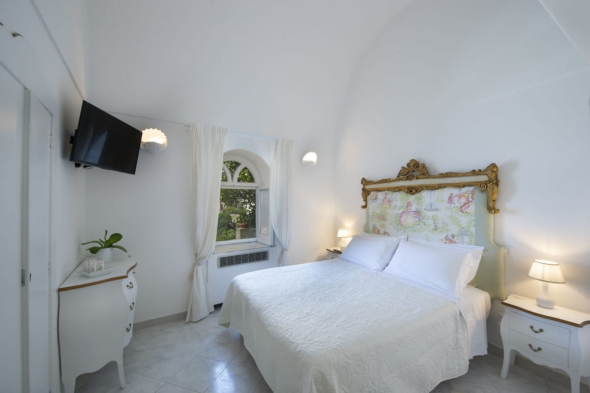 Deluxe Double Room, Sea View | Minibar, WiFi (free), bed sheets