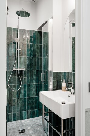Departamento superior | Baño | Regadera, regadera tipo lluvia, secadora de cabello, toallas 