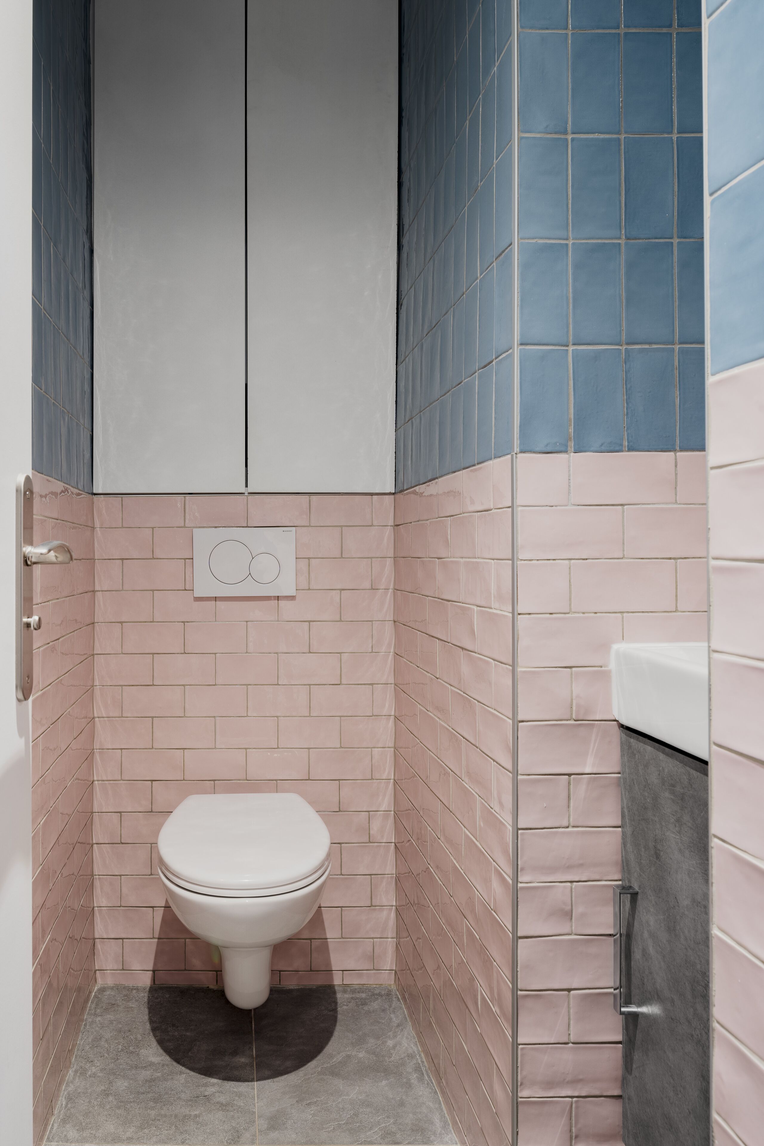 Un baño con inodoro, lavabo y zona de ducha.