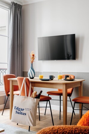 Departamento de diseñador | Área de sala de estar | Televisión de plasma de 80 cm con canales vía satélite y televisión 