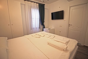 Kamar Double Standar | Meja kerja, Wi-Fi gratis, dan seprai linen