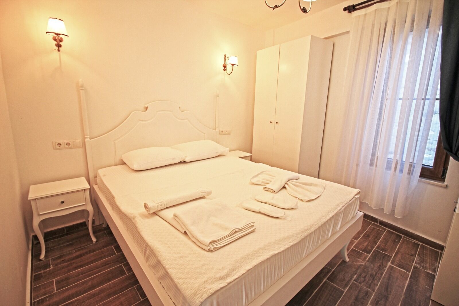deluxe double room | desk, free wifi, bed sheets