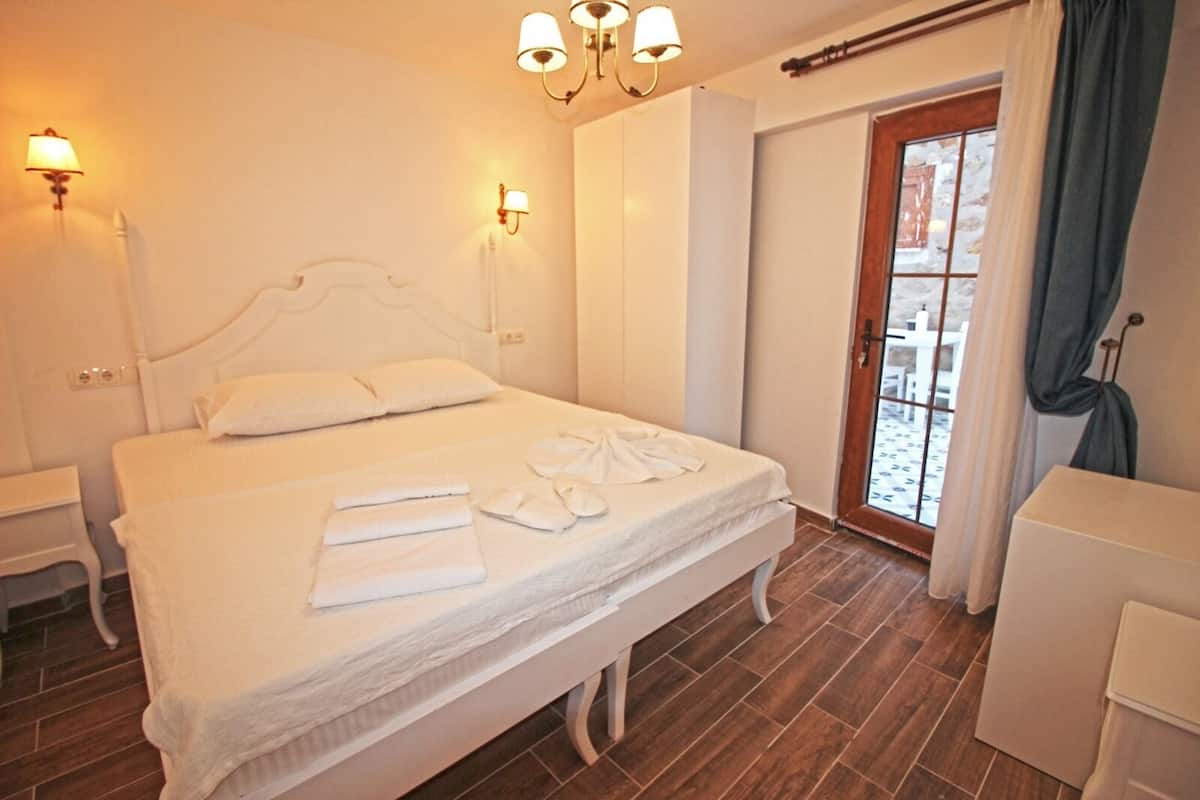 economy double room (basement) | desk, free wifi, bed sheets