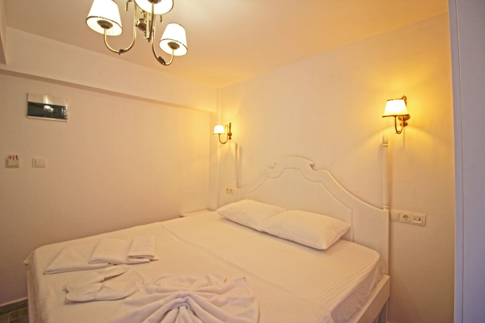 economy double room (basement) | desk, free wifi, bed sheets