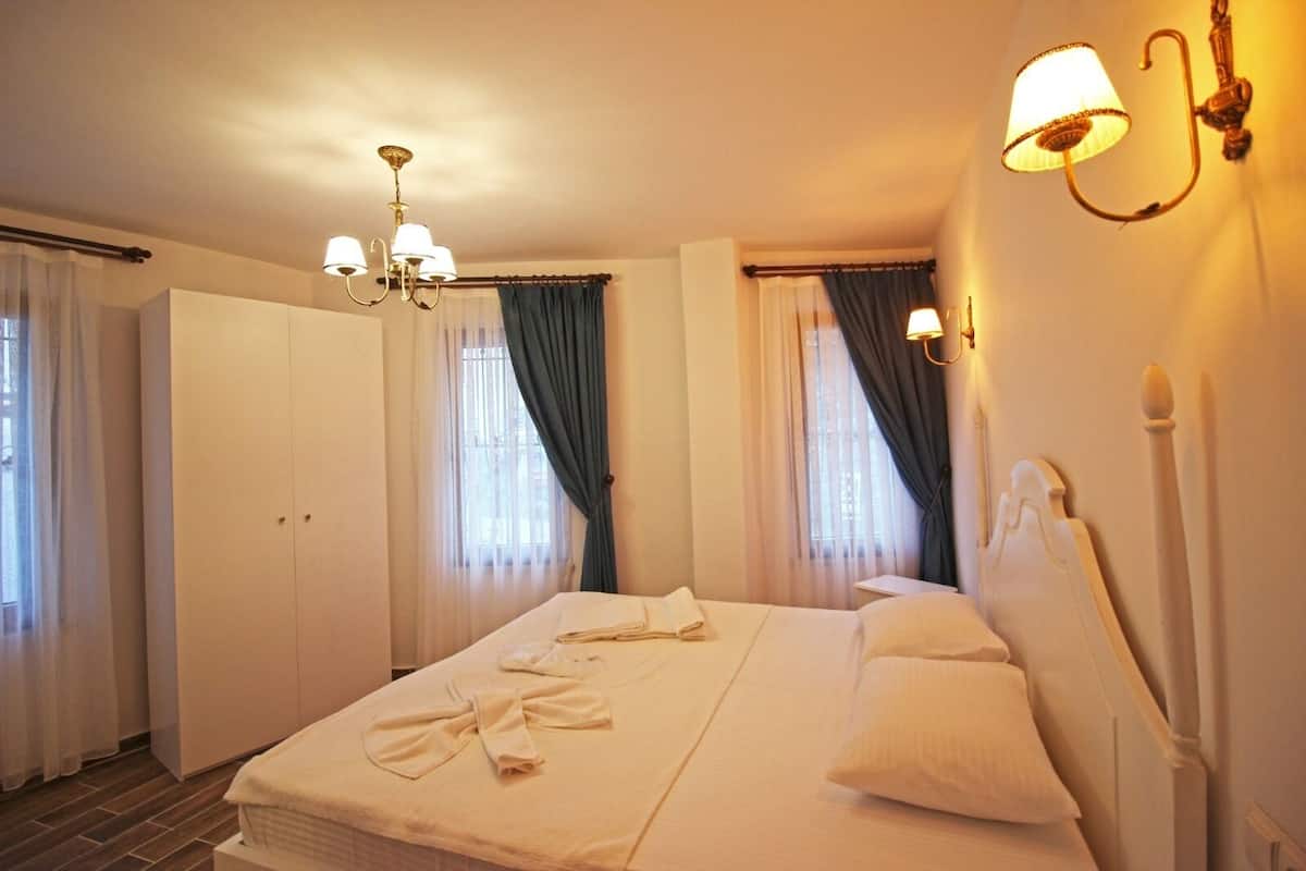 standard double room | desk, free wifi, bed sheets