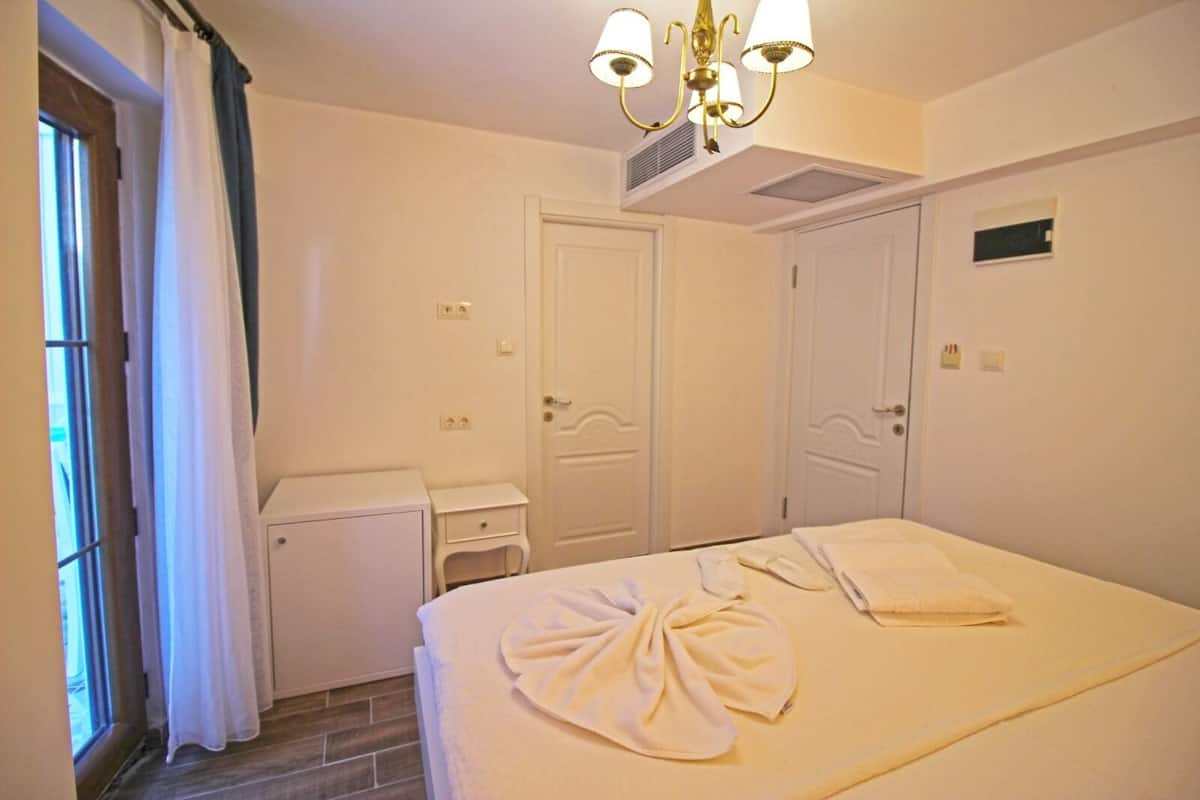 economy double room (basement) | desk, free wifi, bed sheets