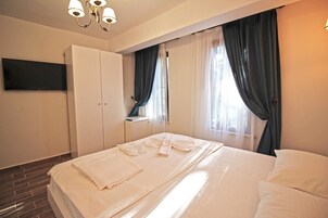 Deluxe Double Room | Desk, WiFi (free), bed sheets