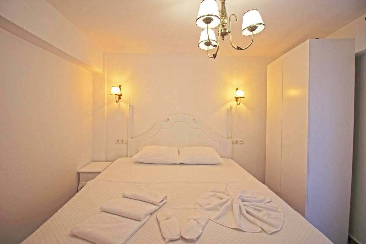 Economy Double Room (Basement) | Desk, WiFi (free), bed sheets