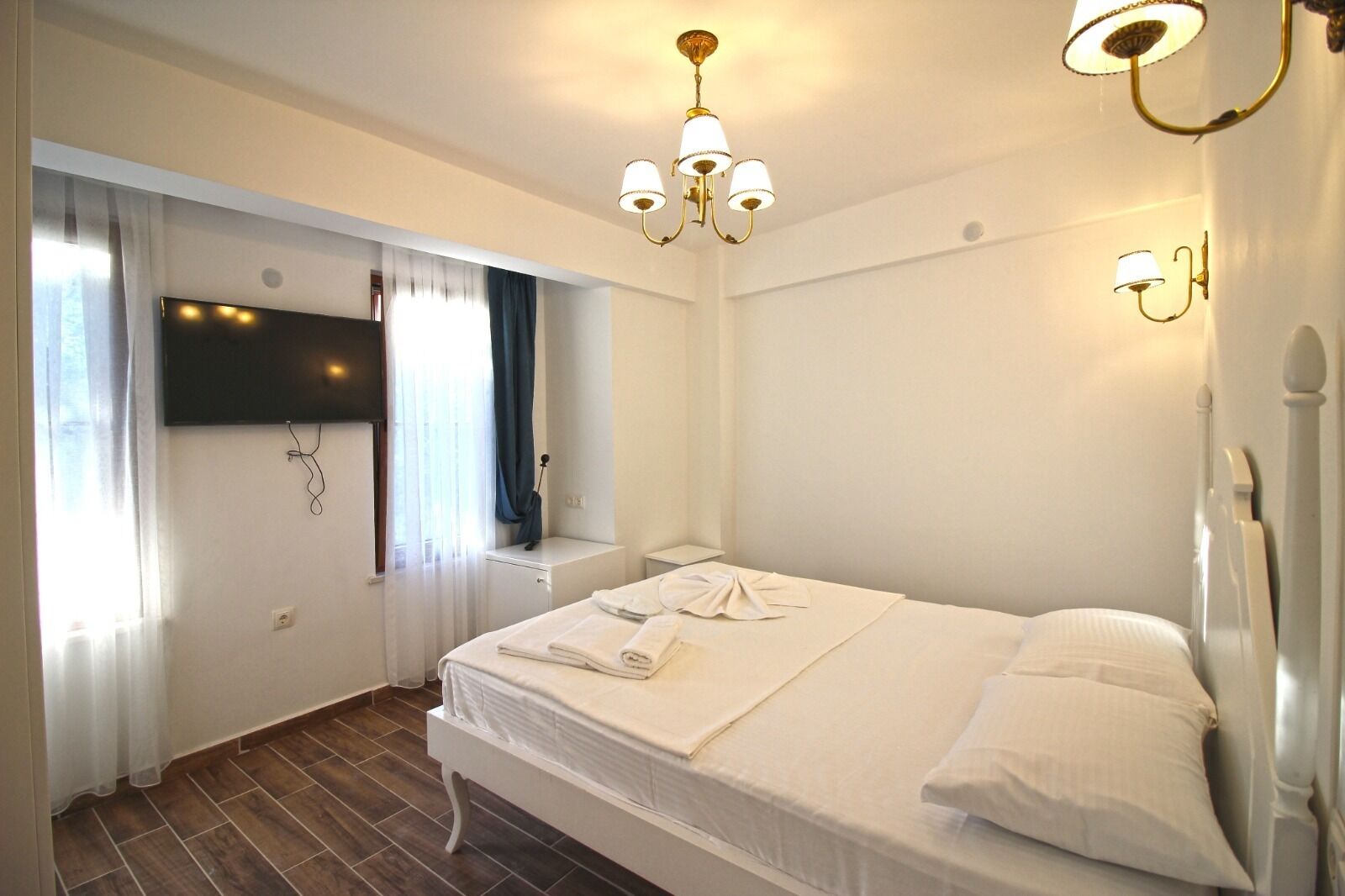 deluxe double room | desk, free wifi, bed sheets
