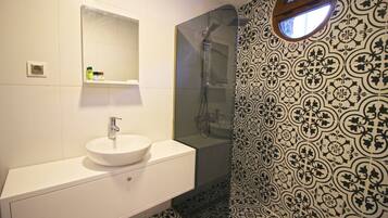 Shower, shower pijat air, pengering rambut, dan handuk