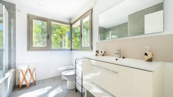 Shower, hair dryer, towels