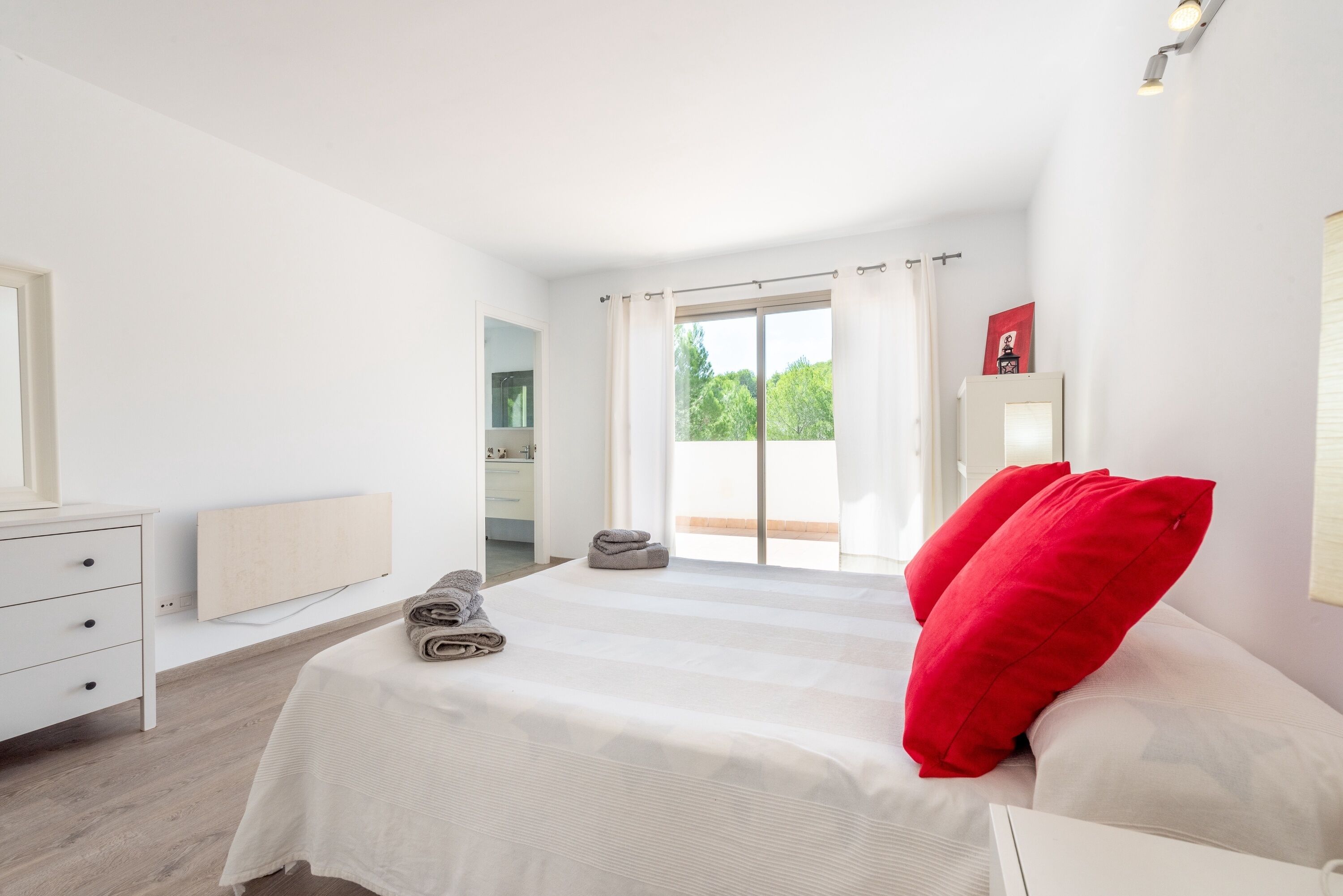 4 chambres, fer et planche à repasser, Wi-Fi gratuit, draps fournis