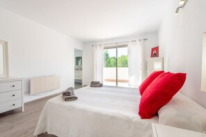 4 bedrooms, iron/ironing board, free WiFi, bed sheets