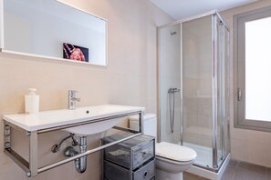 Douche, sèche-cheveux, serviettes fournies