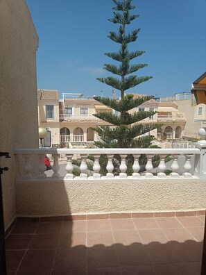 Property grounds - Very bright and fresh bungalow with terrace, swimming pool and close to the best beaches. (Gran alacant)