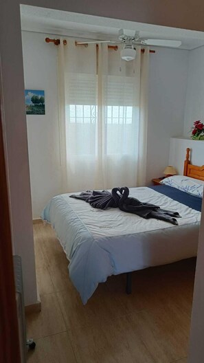 2 habitaciones, tabla de planchar con plancha, cuna de viaje y wifi 