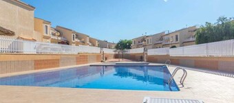 Very bright and fresh bungalow with terrace, swimming pool and close to the best beaches.
